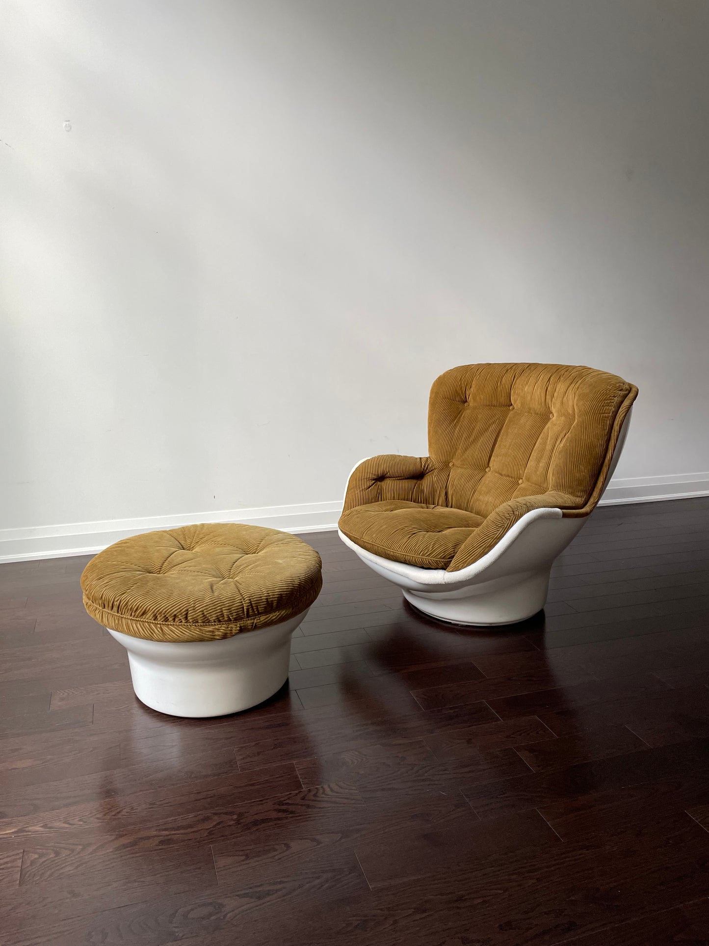 Airborne Karate Swivel Lounge Chair with Ottoman